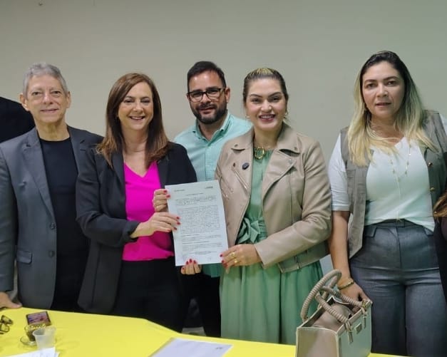 Representantes da Desenvolve RN posam ao lado da prefeita de Extremoz
